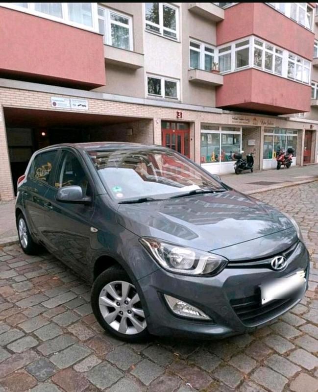 Grau Gebraucht 2014 Hyundai i20 Comfort Kleinwagen | 5.890 € (Guter Preis) - Bild 1/4