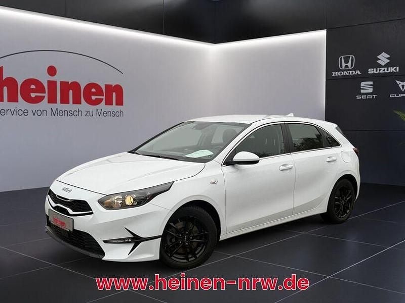 Weiß Gebraucht 2023 Kia Ceed Comfort Kleinwagen | 19.999 € (Superpreis) - Bild 1/4