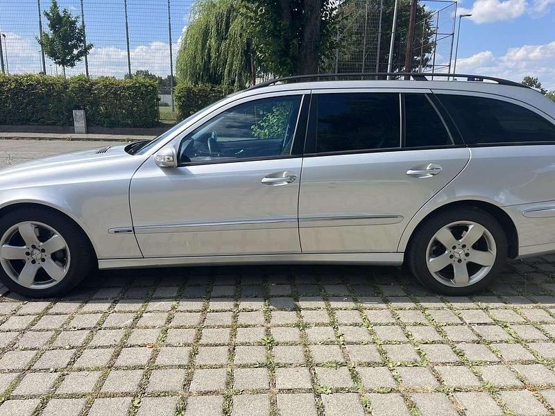 Silber Gebraucht 2004 Mercedes E500 Avantgarde Kombi | 8.450 € (Guter Preis) - Bild 1/4