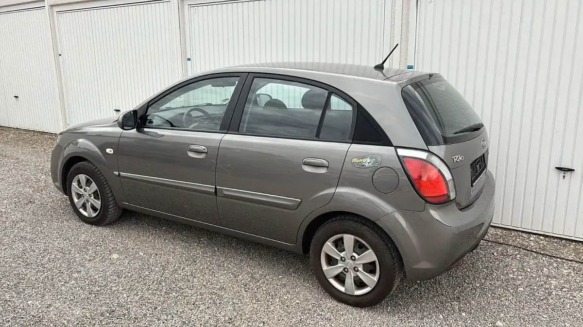 Gebraucht Kia Rio 97 PS (71 kW) 2011 Silber Limousine