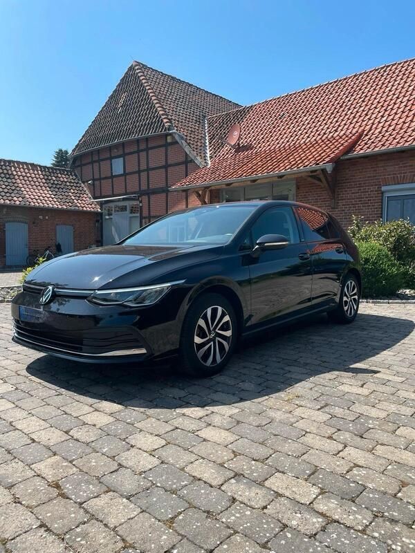 Schwarz Gebraucht 2022 VW Golf VIII Active Limousine | 22.750 € (Guter Preis) - Bild 1/4