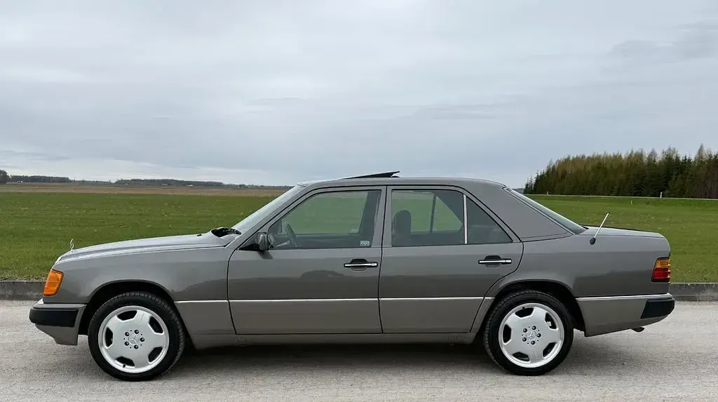 Gebraucht Mercedes E250 90 PS (66 kW) 1991 Braun Limousine