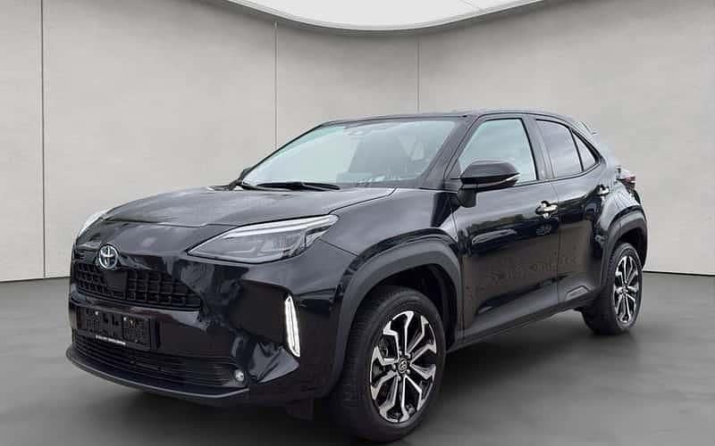 Mysticschwarz mica Gebraucht 2023 Toyota Yaris Hybrid Connect Style SUV | 24.490 € (Fairer Preis) - Bild 1/4