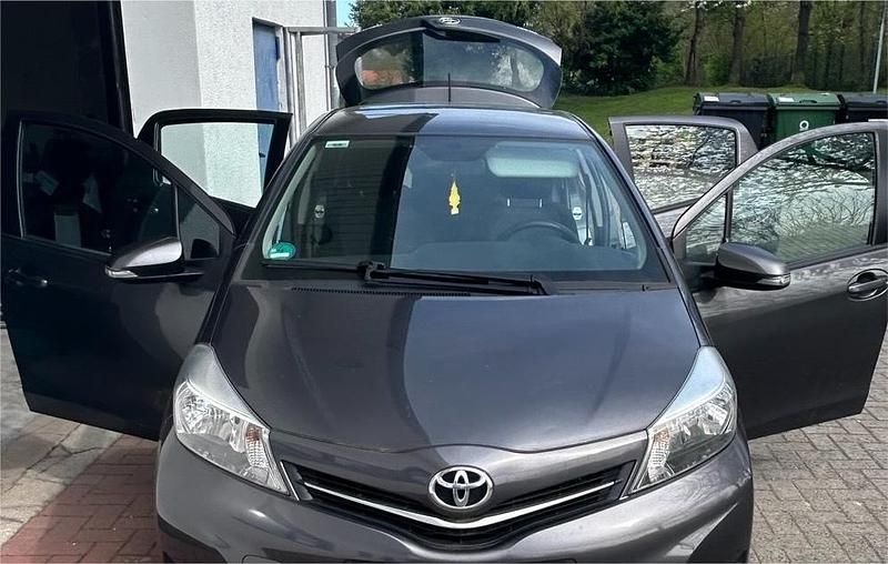 Gebraucht Toyota Yaris 69 PS (50 kW) 2014 Grau Kleinwagen