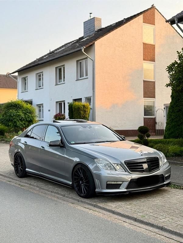 Grau Gebraucht 2009 Mercedes E500 AMG Limousine | 13.300 € (Superpreis) - Bild 1/4