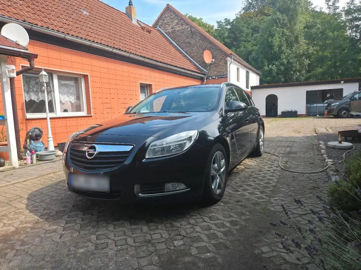Gebraucht Opel Insignia 131 PS (96 kW) 2011 Schwarz Kombi