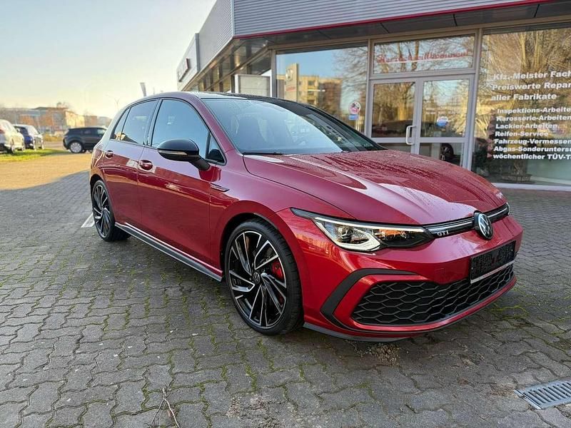 Kings red metallic Gebraucht 2023 VW Golf VIII GTI Limousine | 32.350 € (Fairer Preis) - Bild 1/4