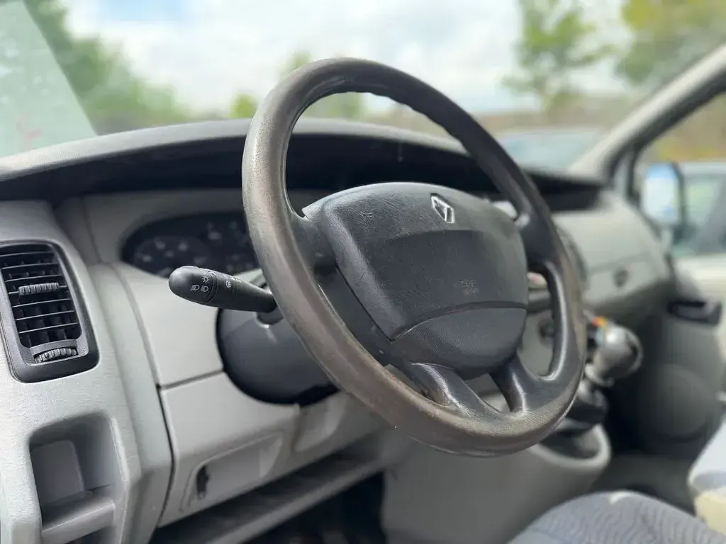 Gebraucht Renault Trafic 101 PS (74 kW) 2004 Weiß Van / Kleinbus