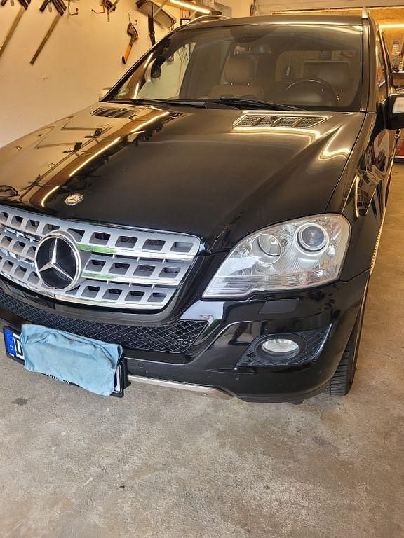Schwarz Gebraucht 2009 Mercedes ML350 SUV | 9.999 € (Fairer Preis) - Bild 1/4