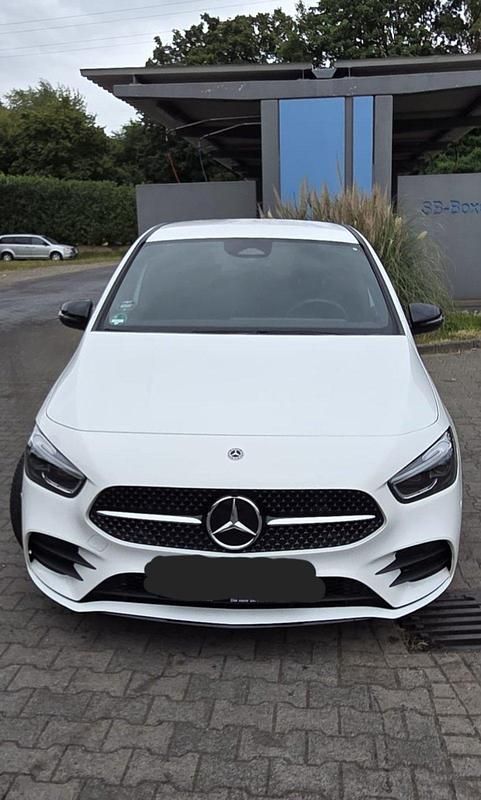 Weiß Gebraucht 2024 Mercedes B200 AMG Van / Kleinbus | 29.999 € (Fairer Preis) - Bild 1/4