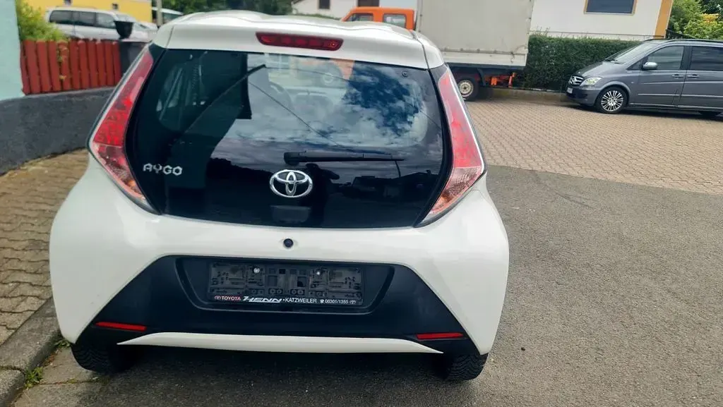 Gebraucht Toyota Aygo 69 PS (50 kW) 2017 Weiß Kleinwagen