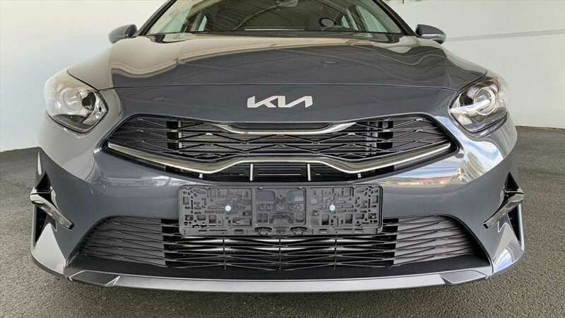 Neu Kia Ceed 140 PS (102 kW) 2025 Grau Kleinwagen