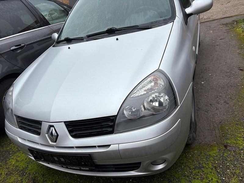Silber Gebraucht 2005 Renault Clio II Kleinwagen | 900 € - Bild 1/4