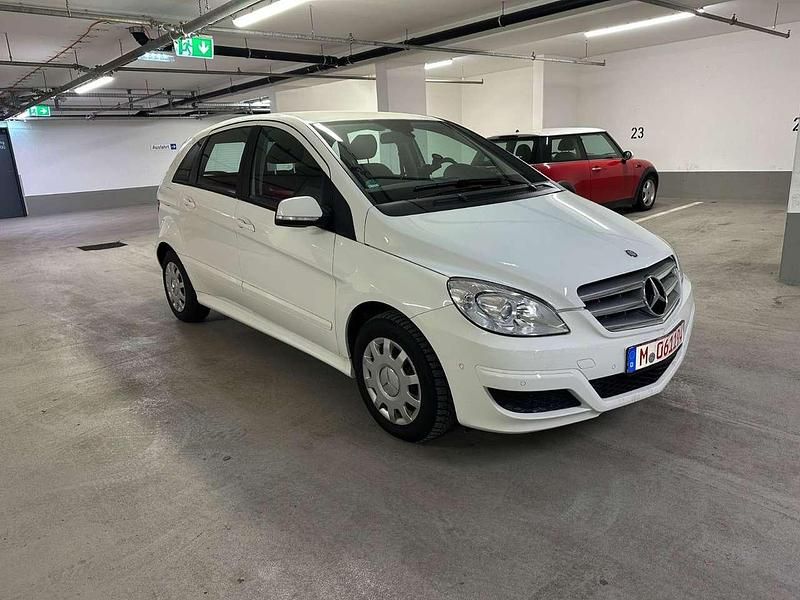 Gebraucht Mercedes B180 116 PS (85 kW) 2011 Calcitweiss/zirrusweiss Van / Kleinbus
