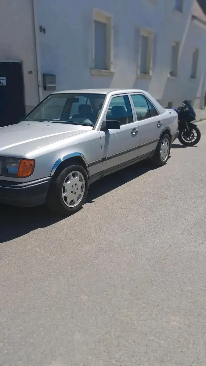 Gebraucht Mercedes E260 160 PS (117 kW) 1987 Silber Limousine