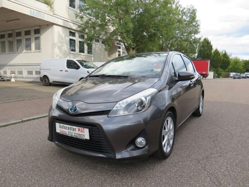 Grau Gebraucht 2014 Toyota Yaris Hybrid Club Limousine | 8.800 € (Etwas zu teuer) - Bild 1/4