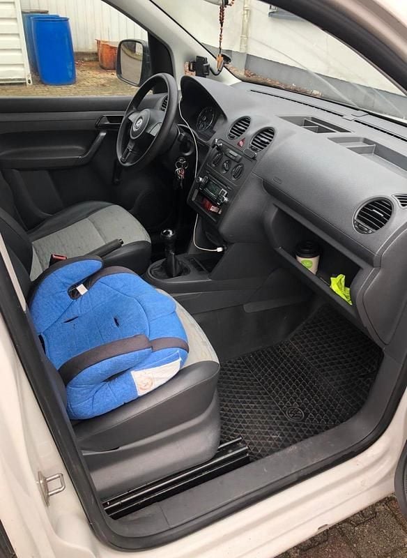 Second-hand VW Caddy 102 CP (75 kW) 2012 Alb Monovolum