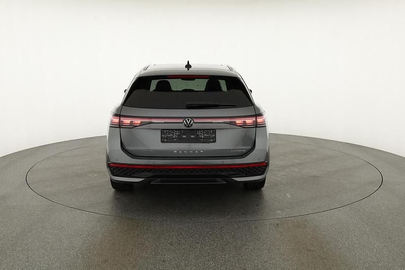 Diabas grau metallic Neu 2025 VW Passat R-line Kombi | 48.495 € (Superpreis) - Bild 1/4