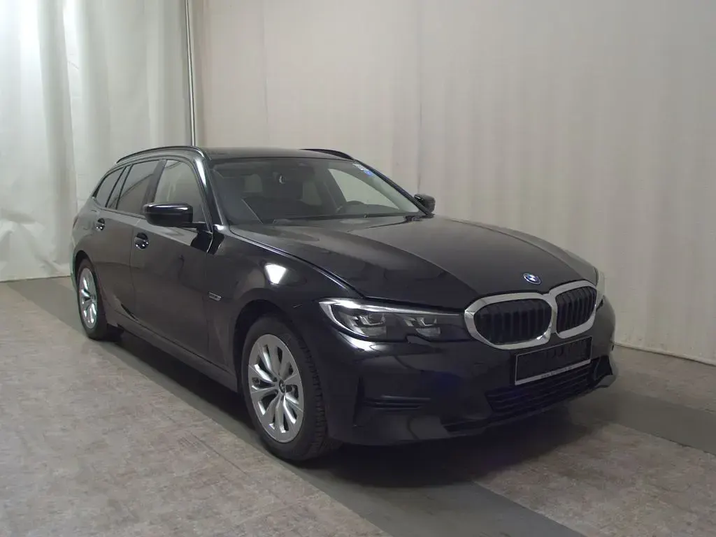 Gebraucht BMW 320e Sport Line 204 PS (150 kW) 2022 Schwarz Kombi
