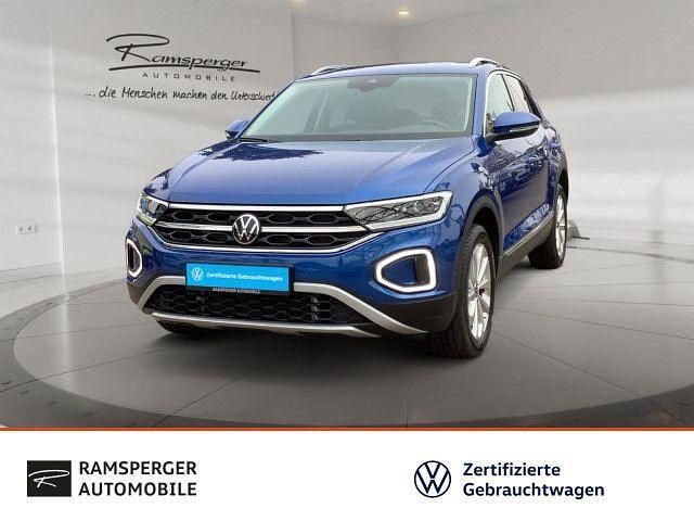 Blau (ravennablau metallic) Gebraucht 2025 VW T-Roc Style SUV | 29.490 € (Fairer Preis) - Bild 1/4