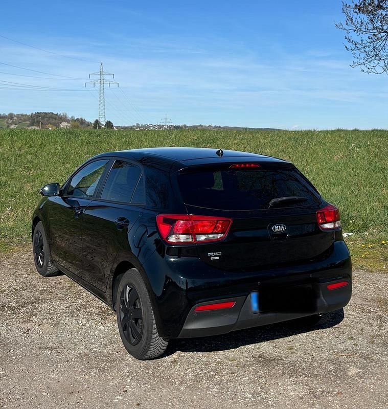 Second-hand Kia Rio 84 CP (61 kW) 2019 Negru Hatchback