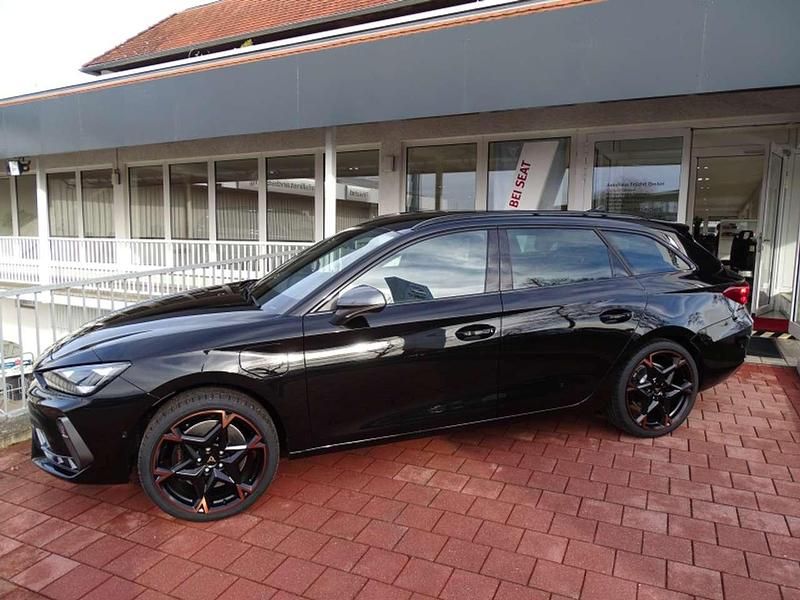 Neu Cupra Leon VZ 272 PS (200 kW) 2025 Midnight schwarz (metallic) Kombi