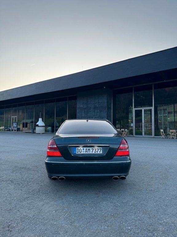 Grau Gebraucht 2002 Mercedes E320 Avantgarde Limousine | 3.900 € (Fairer Preis) - Bild 1/4