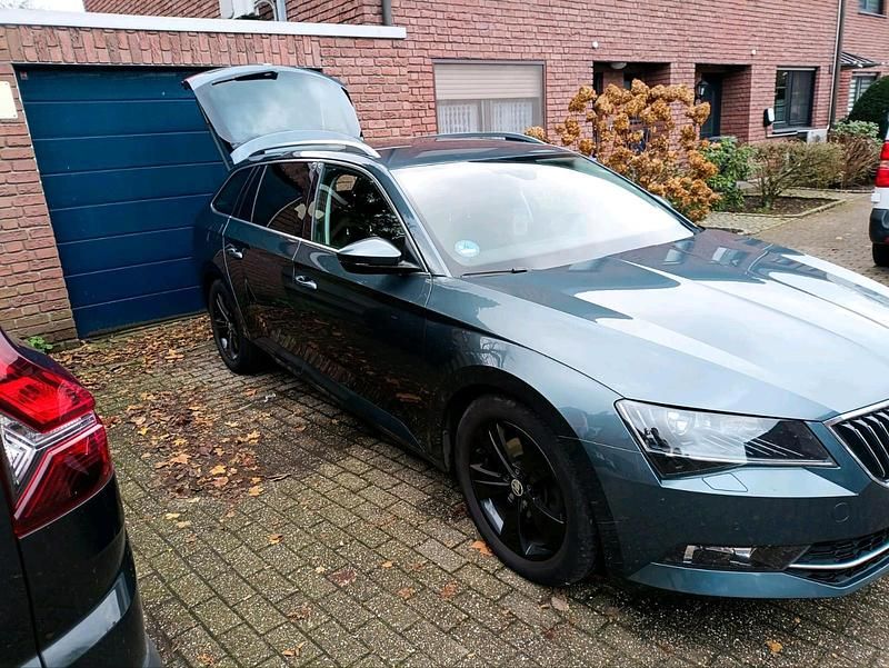 Gebraucht Skoda Superb 150 PS (110 kW) 2017 Grau Kombi