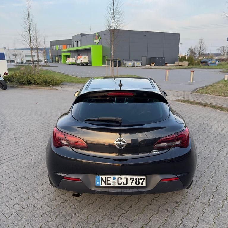 Gebraucht Opel Astra GTC 140 PS (102 kW) 2015 Schwarz Coupé