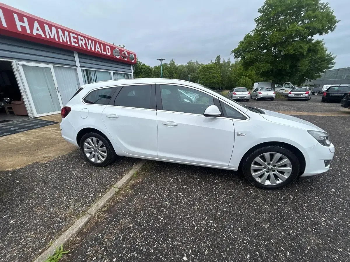 Gebraucht Opel Astra Edition 131 PS (96 kW) 2012 Weiß Kombi