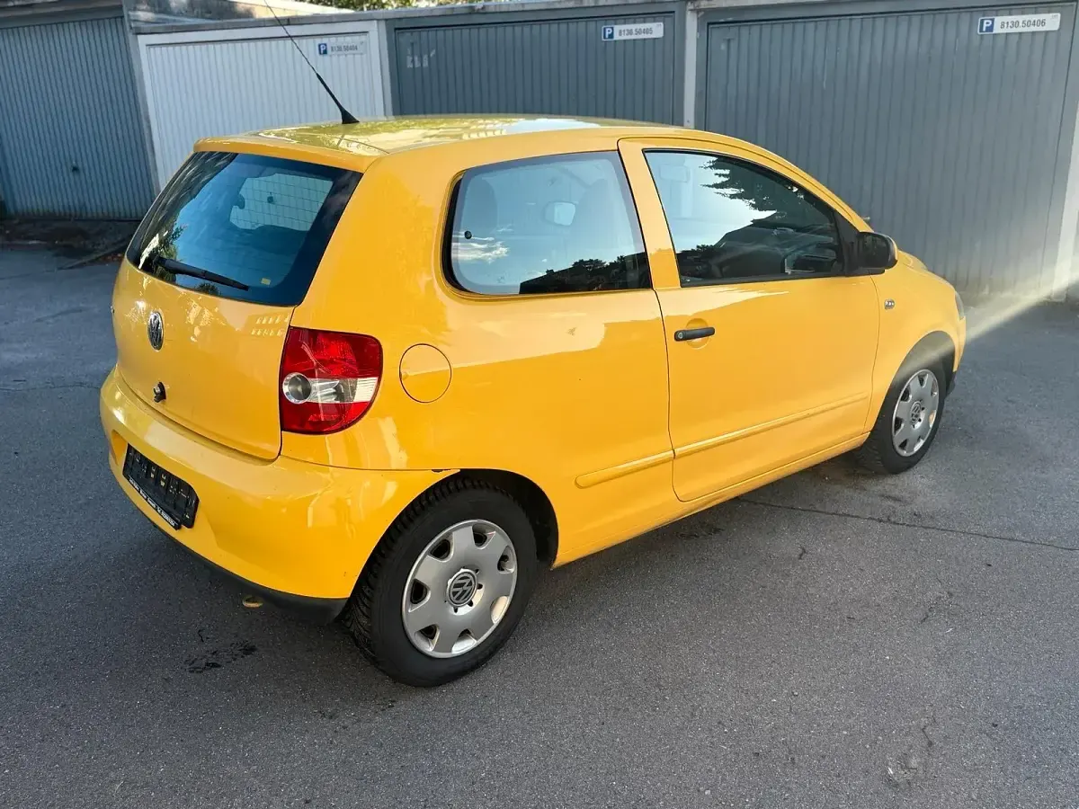 Gebraucht VW Fox 54 PS (39 kW) 2009 Gelb Kleinwagen