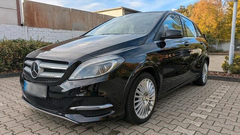 Schwarz Gebraucht 2015 Mercedes B200 Van / Kleinbus | 9.350 € - Bild 1/4