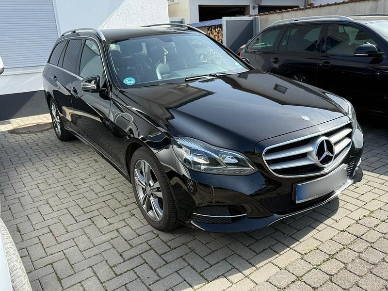 Schwarz Gebraucht 2014 Mercedes E200 Avantgarde Kombi | 17.990 € - Bild 1/4