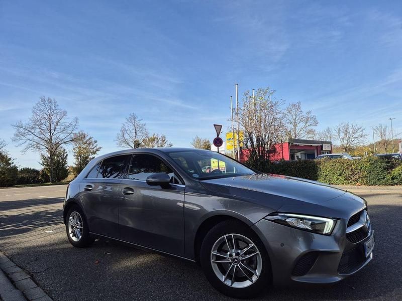 Grau Gebraucht 2018 Mercedes A200 Limousine | 18.990 € (Guter Preis) - Bild 1/4