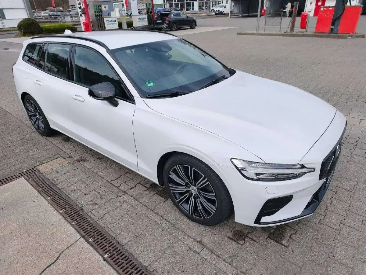 Gebraucht Volvo V60 R-Design 197 PS (144 kW) 2021 Weiß Kombi