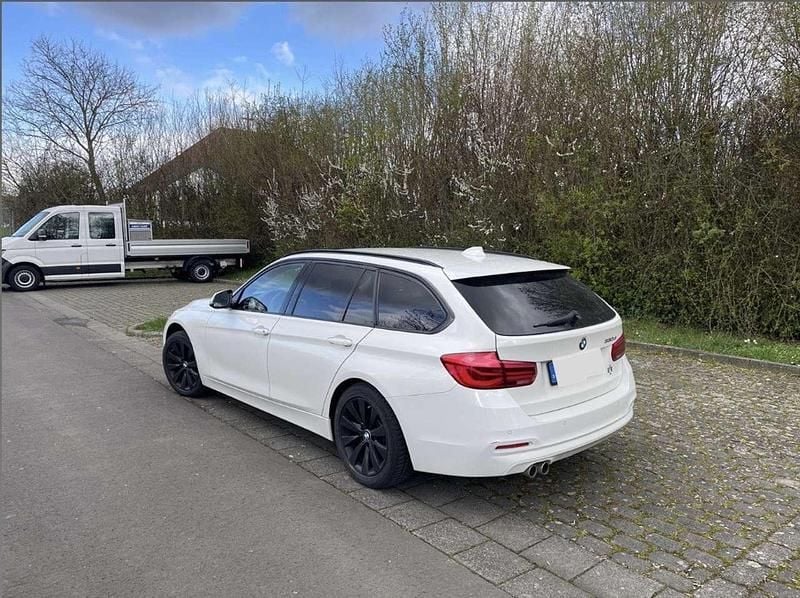Gebraucht BMW 330 Advantage 258 PS (189 kW) 2015 Weiß Kombi