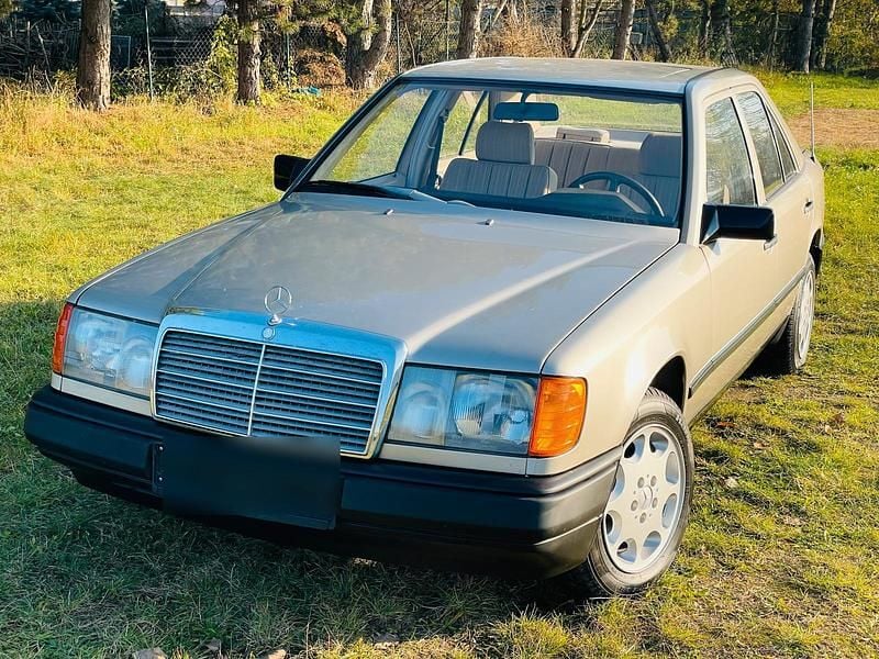 Gebraucht Mercedes 200 75 PS (55 kW) 1988 Gold Limousine