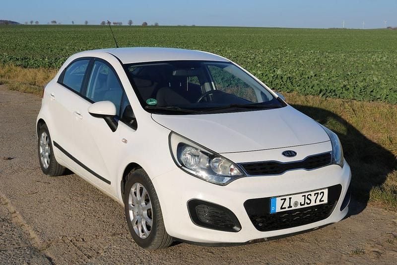 Weiß Gebraucht 2012 Kia Rio Limousine | 4.250 € (Fairer Preis) - Bild 1/4