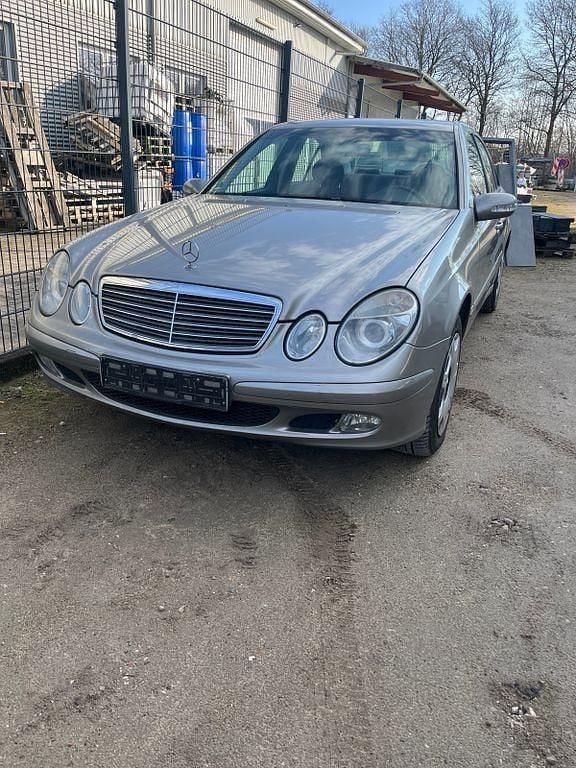 Gebraucht Mercedes E220 Classic 150 PS (110 kW) 2003 Braun Limousine