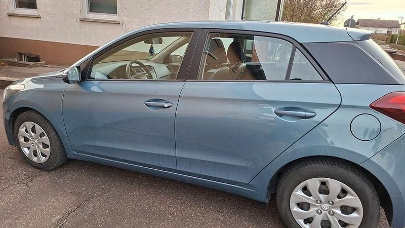 Blau Gebraucht 2015 Hyundai i20 Classic Limousine | 6.300 € (Fairer Preis) - Bild 1/4