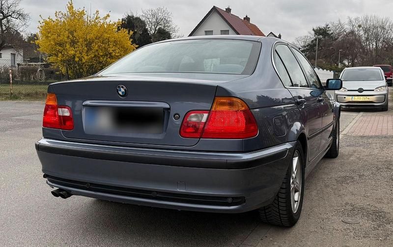 Używany BMW 320 170 KM (125 kW) 2001 Niebieski Sedan/Limuzyna