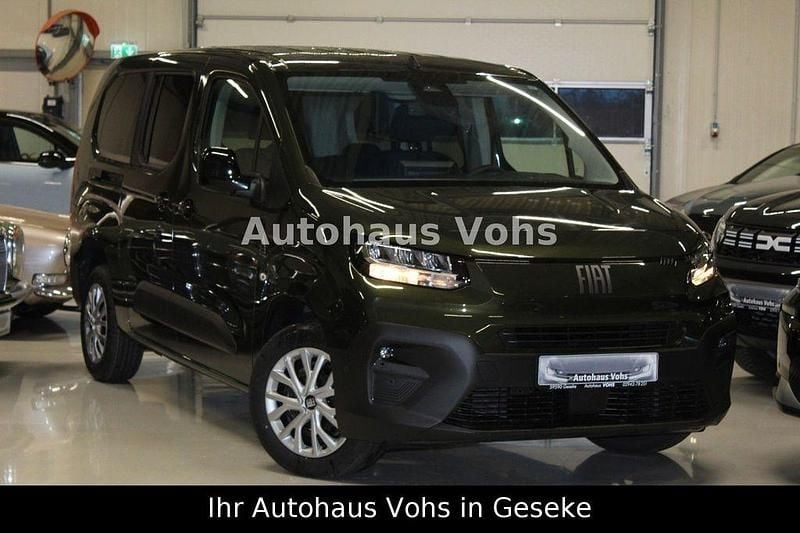 Neu Fiat Doblò 131 PS (96 kW) 2025 Grün Van / Kleinbus