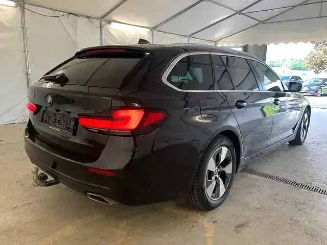 Gebraucht BMW 520 190 PS (139 kW) 2023 Black sapphire metallic Kombi