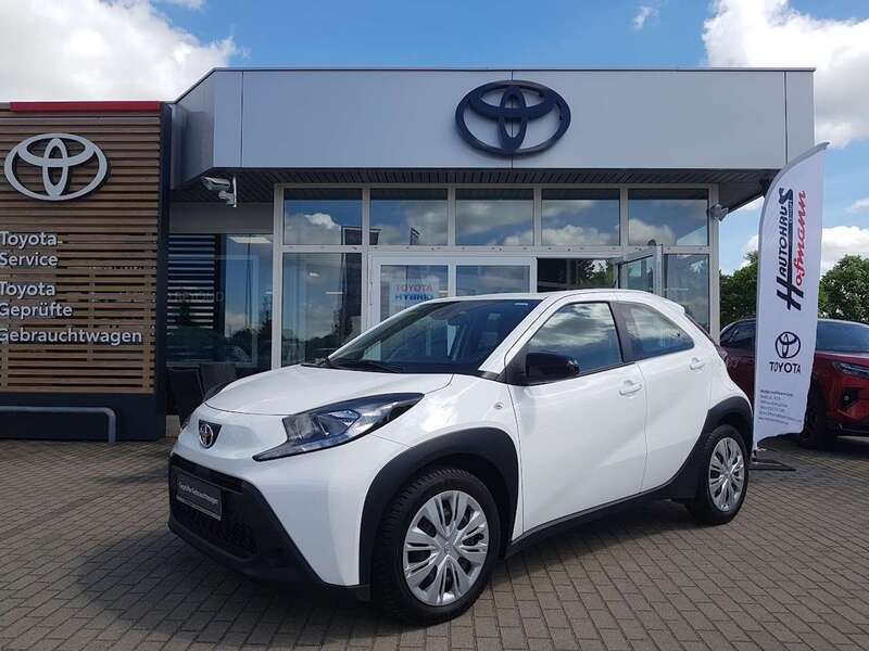 Schneeweiß Gebraucht 2023 Toyota Aygo Play Kleinwagen | 14.360 € (Guter Preis) - Bild 1/4