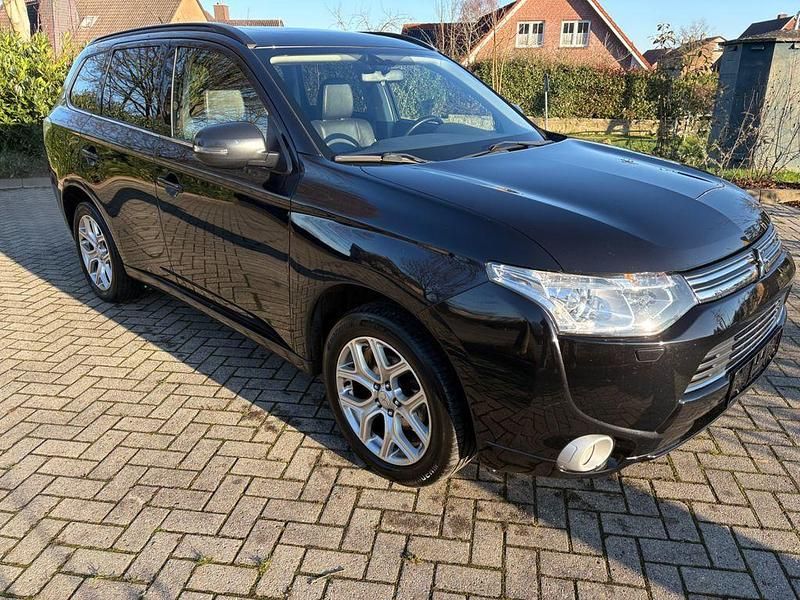 Schwarz Gebraucht 2014 Mitsubishi Outlander P-HEV Instyle SUV | 8.900 € (Fairer Preis) - Bild 1/4