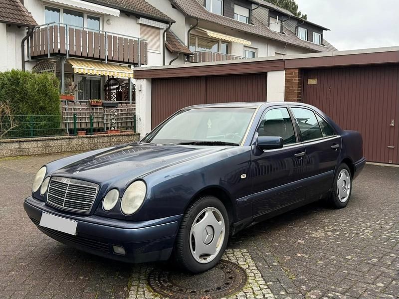 Gebraucht Mercedes E320 220 PS (161 kW) 1996 Andere farben Limousine