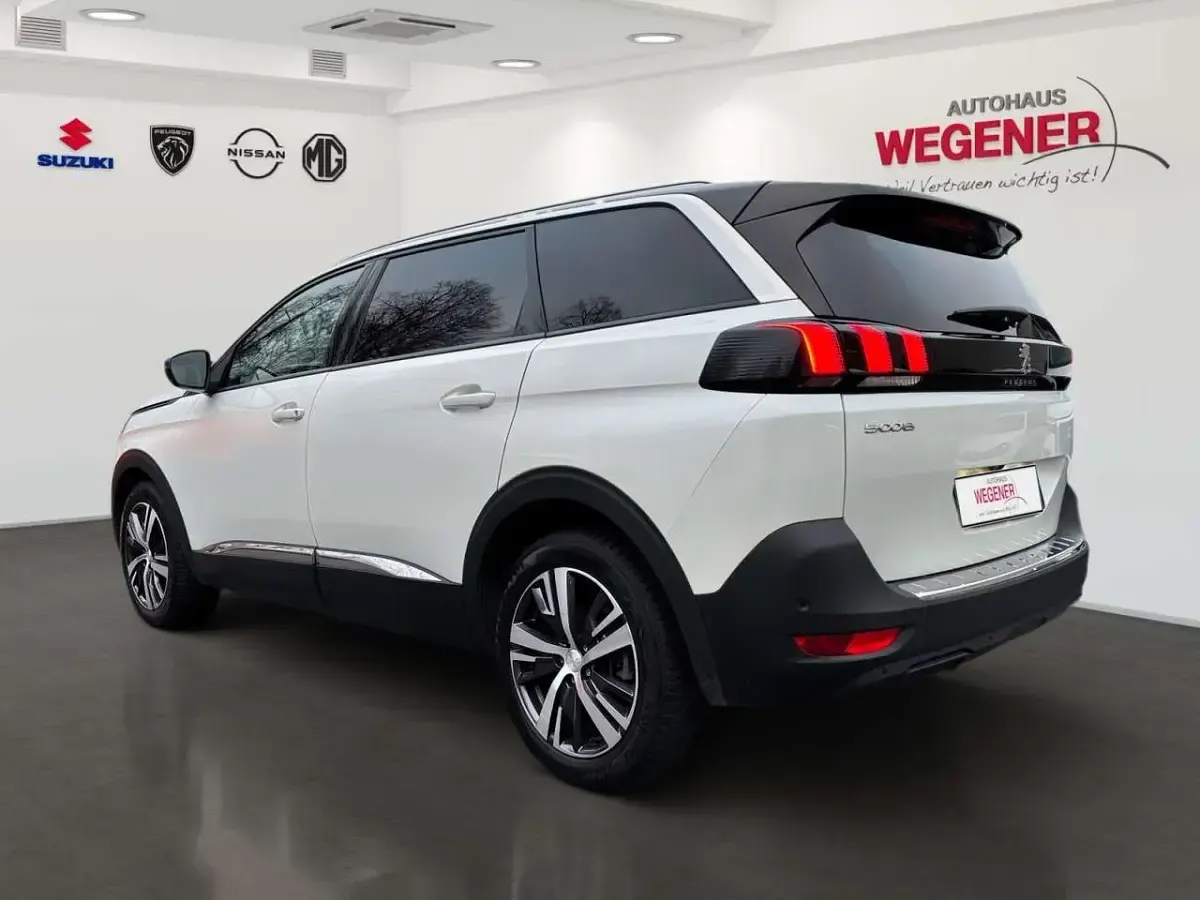 Gebraucht Peugeot 5008 Allure 131 PS (96 kW) 2023 Perlmuttweiß met. Van / Kleinbus
