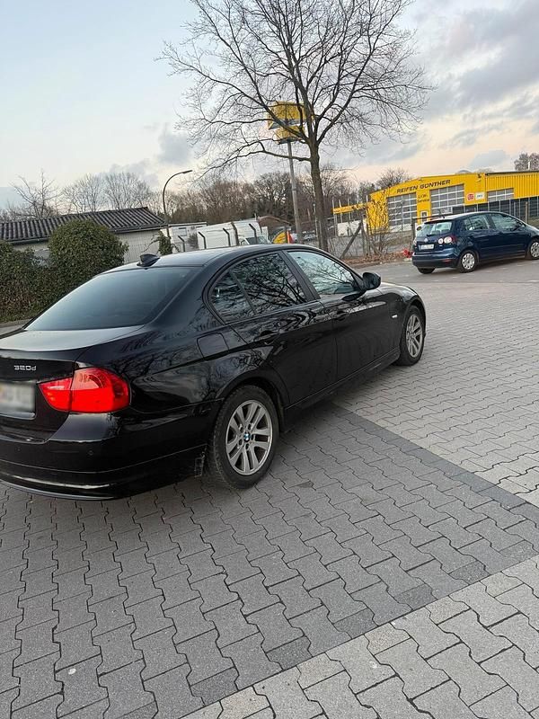Gebraucht BMW 320 174 PS (127 kW) 2010 Schwarz Limousine