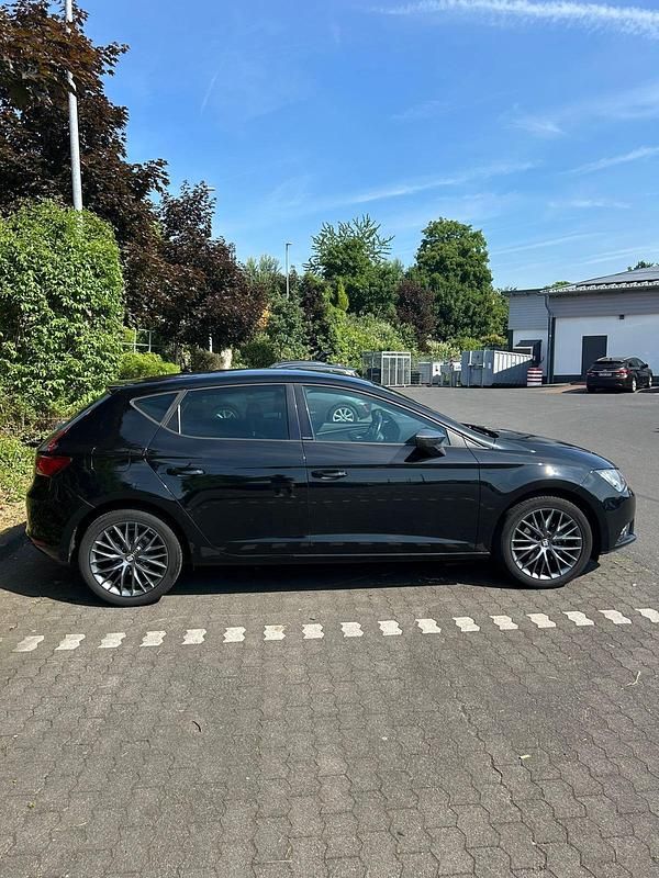 Schwarz Gebraucht 2016 Seat Leon CONNECT Limousine | 6.900 € (Guter Preis) - Bild 1/4