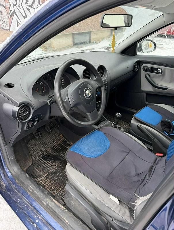 Blau Gebraucht 2002 Seat Ibiza Kleinwagen | 750 € (Guter Preis) - Bild 1/4